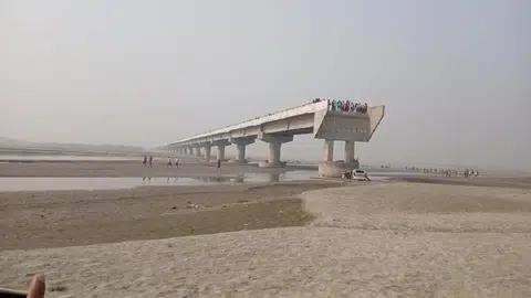 印度三名男子被谷歌地图引导上一座断桥，车子最终坠入桥下的河，三人当场丧命。（取自X)