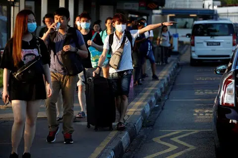 平日穿梭两国工作和生活的马国客工在新马先后解封后仍是前路茫茫。（路透社）