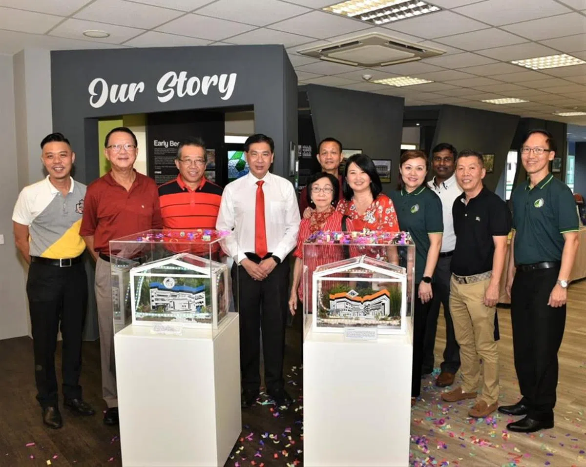 裕廊集选区议员洪维能（中间红色领带者）帮丰嘉中学（Jurongville Secondary School）新成立的学校历史文化角落——我们的故事（Our Story）开幕。右一为丰嘉中学现任校长曾有为。站在洪维能右边的两名红衣女士分别是裕廊景中学前校长王斐敏和丰嘉中学前校长宋美霞。（洪维能面簿） 