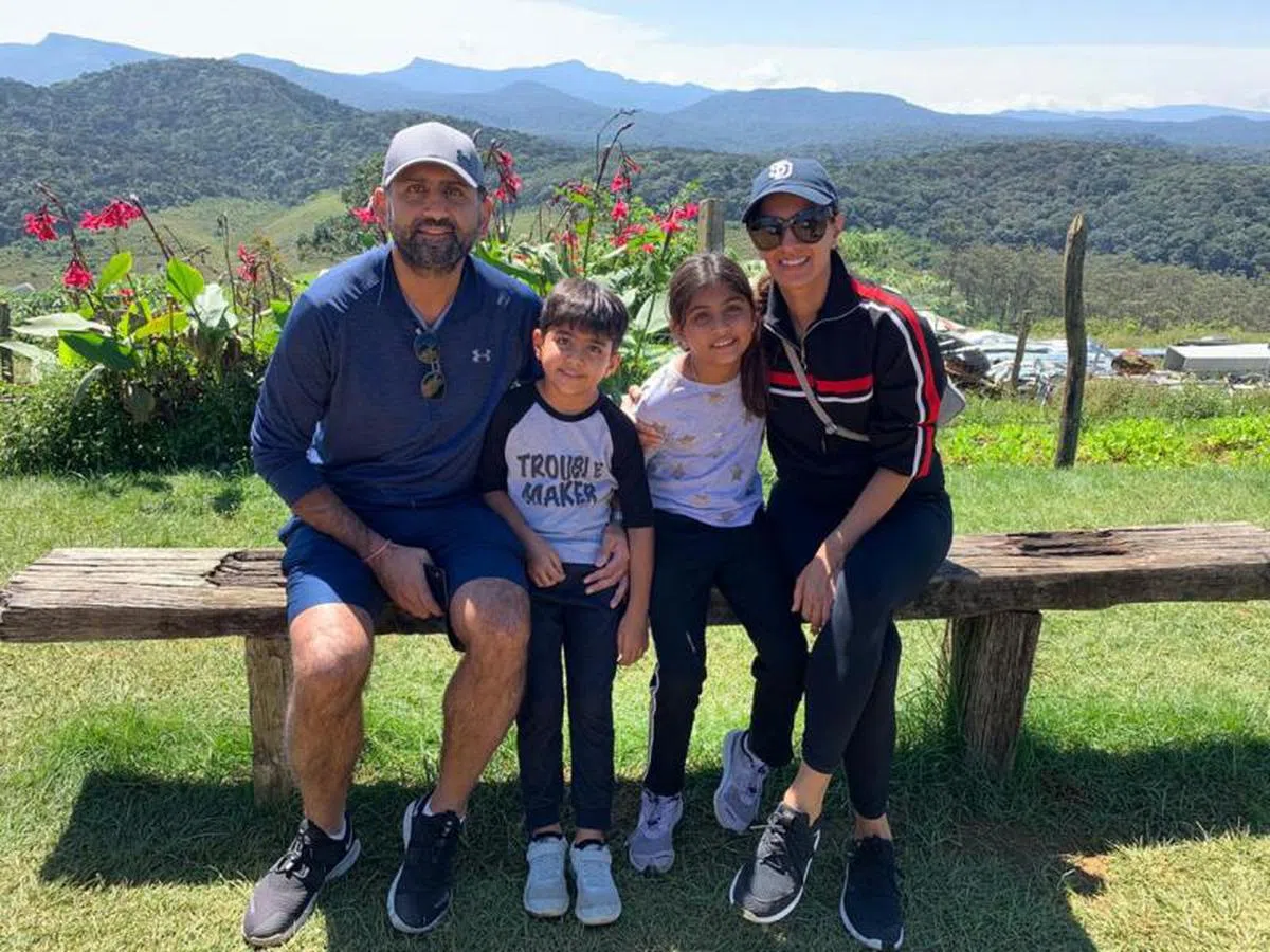 Shireena Shroff Manchharam（39岁，形象顾问和人生导师）和丈夫，将会在12月带着7岁和11岁的孩子到欧洲旅游，已经两年没出国的他们，为了安全起见，会选择游客和人群较少的城市，以及先了解各国的最新冠病措施。他们在VTL推出前就已经订购了机票，因此回国后需隔离。她表示：“我们现在不那么害怕冠病病毒了，毕竟新加坡本身有这么多冠病病例和这么多人正在履行隔离令。（SHIREENA SHROFF MANCHHARAM）