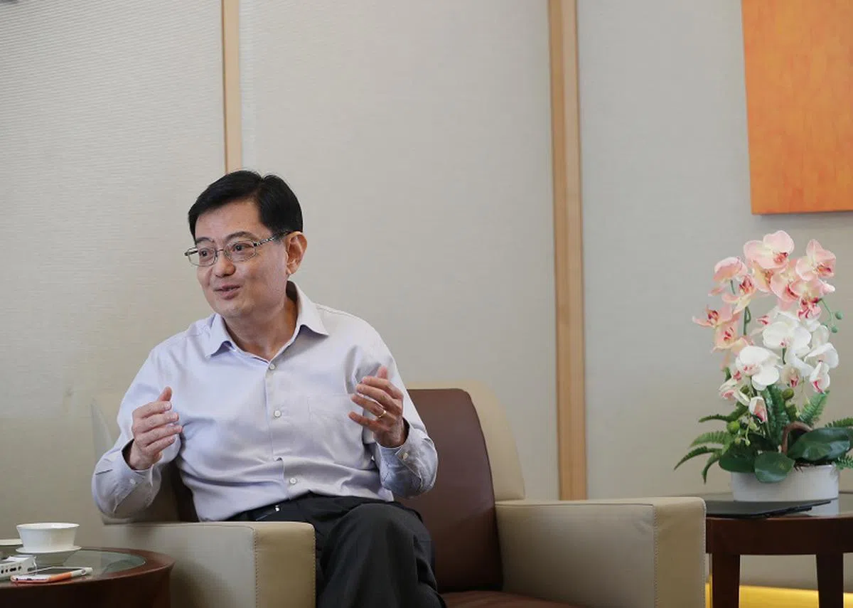  财政部长王瑞杰发表新财年财政预算案声明时宣布，交易额在100万元以上的私宅的买方印花税将从原本3%的调高到4%。看来政府正不经意地利用各种手段来收紧，以达到房市能保持稳健增长的宗旨。（海峡时报） 