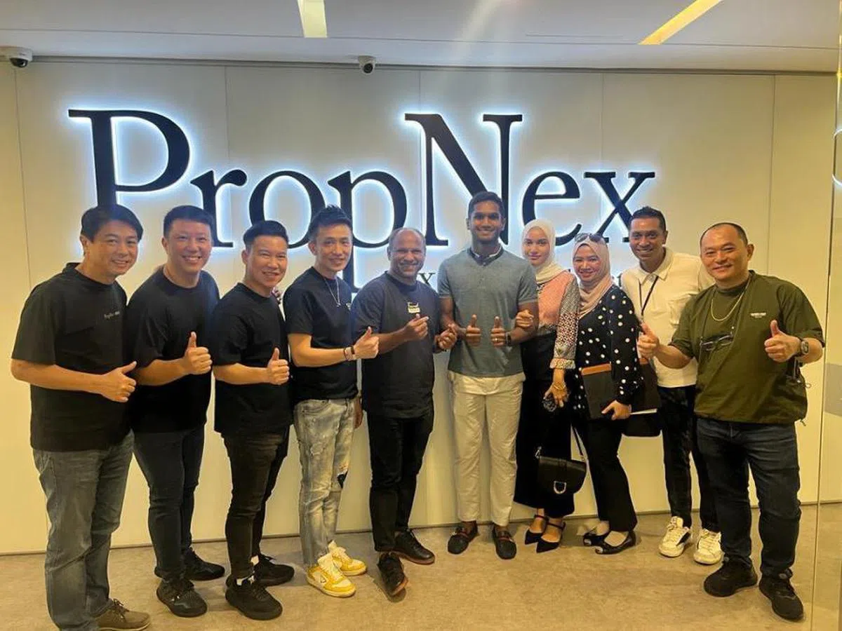 哈里斯·哈伦（右五）加入房地产团队，房地产公司还特地把照片上传公司脸书打广告。（PropNex脸书）