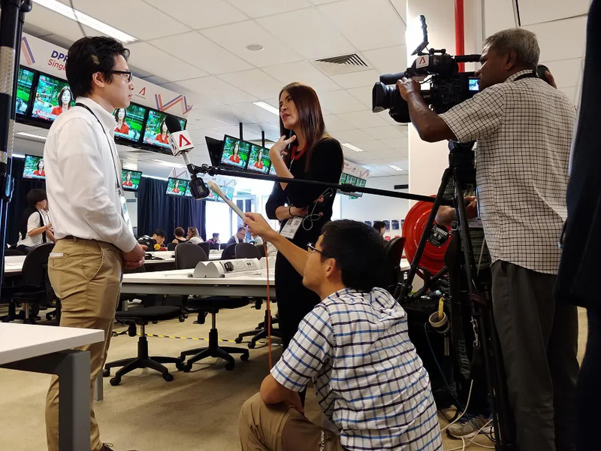  亚洲新闻台记者在媒体中心访问外国媒体。（张丽苹摄） 