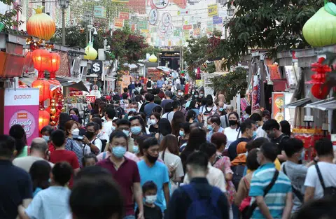 政府在1月27日宣布，必要时会加强牛车水的农历新年人潮管控，确保大家遵循安全管理措施。（商业时报）