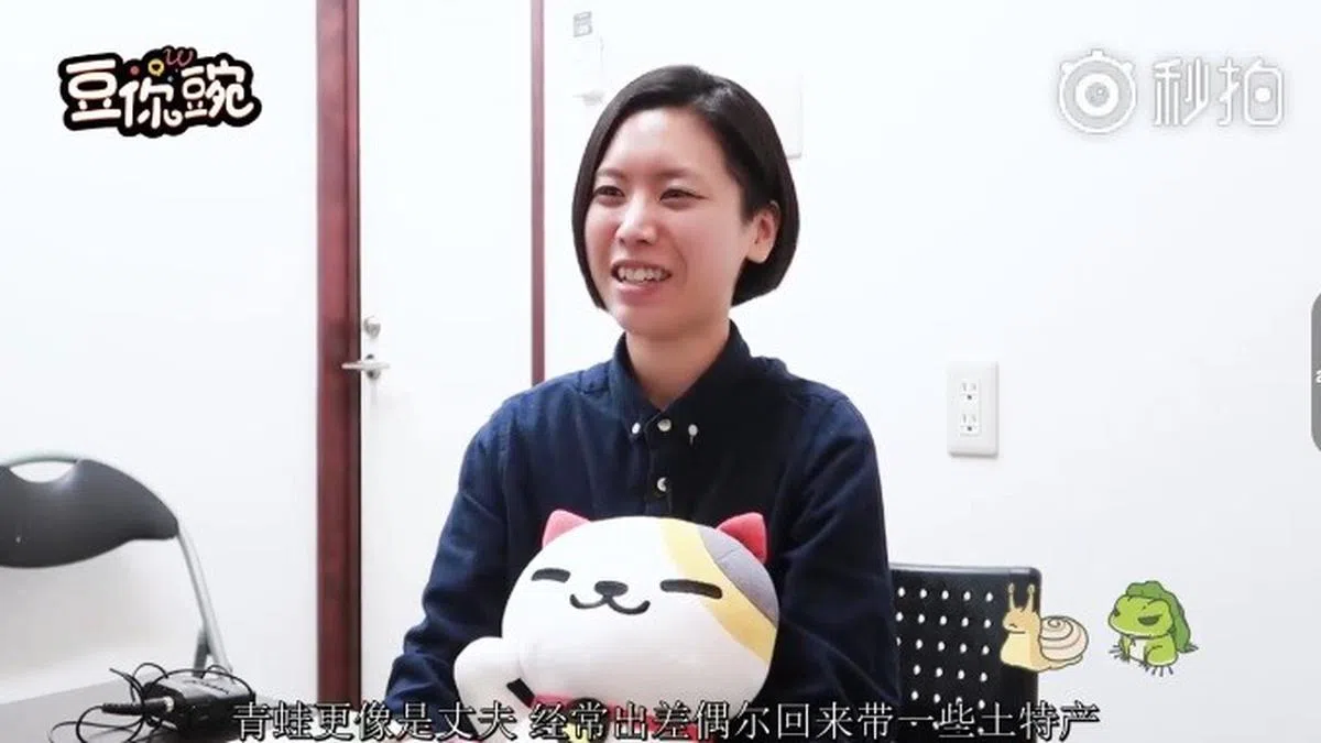  上村真裕子接受中国自媒体采访。（视频截图） 