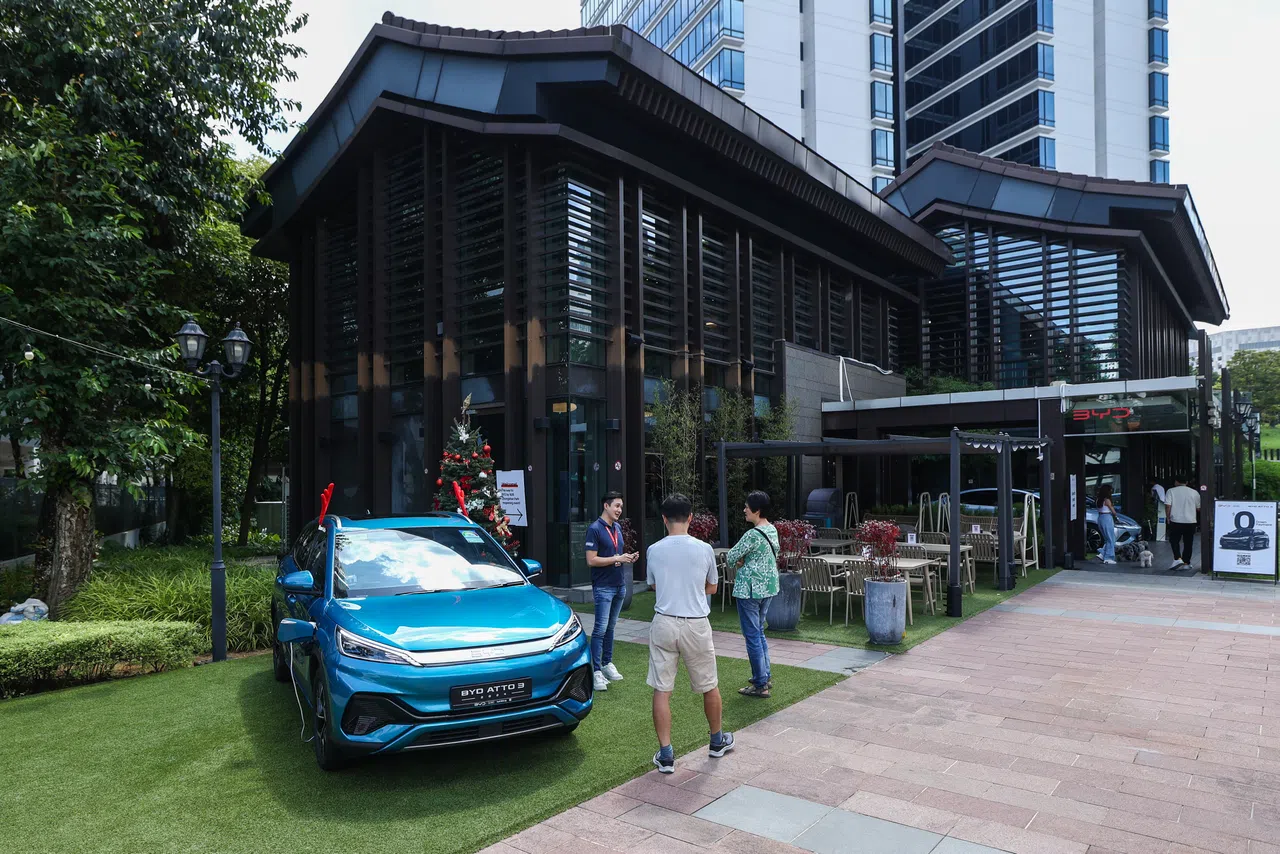 比亚迪今年头四个月在新加坡的汽车销量超过3万辆，取代丰田成为本地汽车市场的销量冠军。图为比亚迪新加坡去年12月在中山公园开设“BYD by 1826”旗舰体验中心。（联合早报）