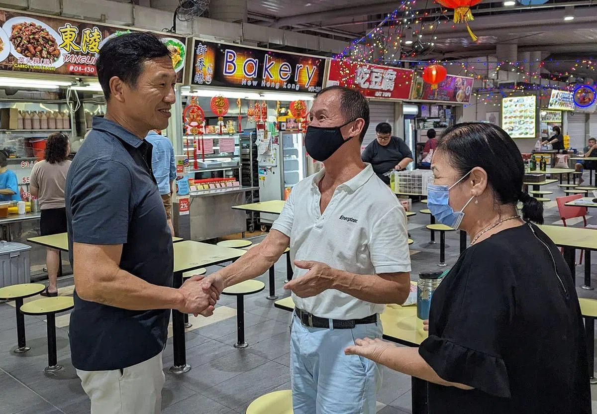 部长都敢跟ABC砖厂巴刹的小贩握手了，你还怕什么？（王乙康脸书）