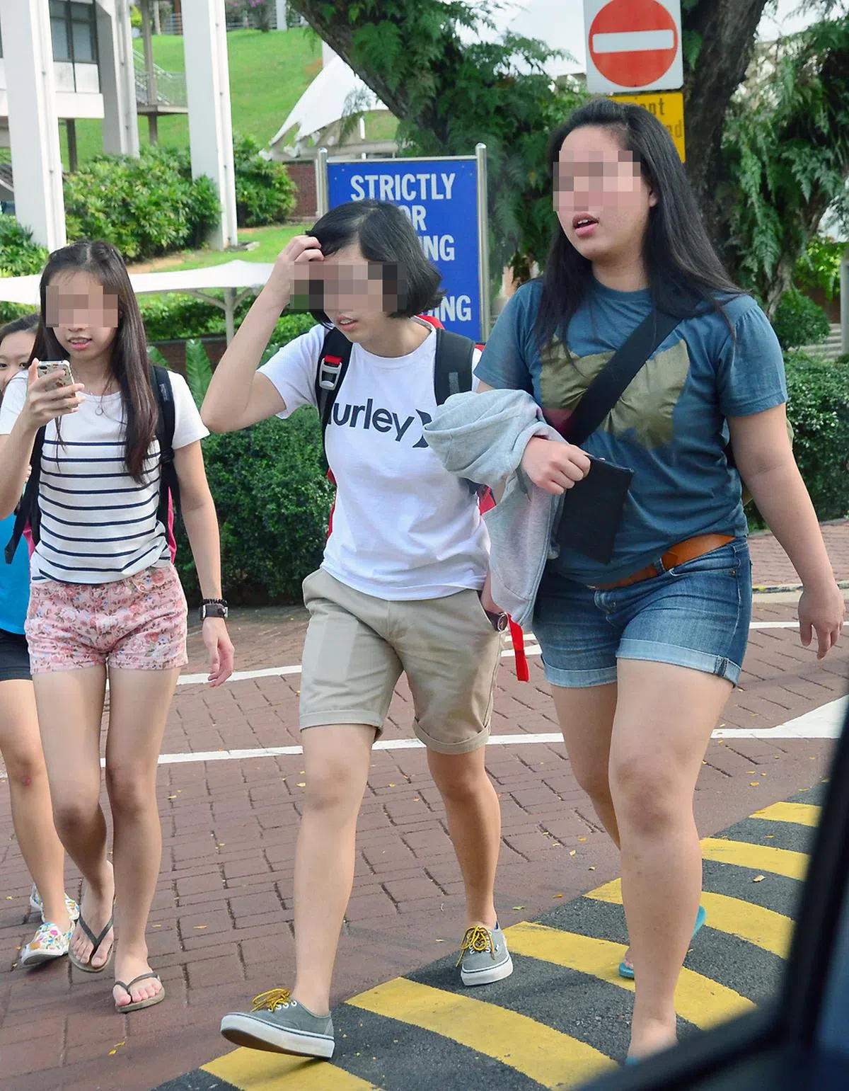  大学生的日常穿着，穿着一双人字拖听讲堂见教授。（联合晚报） 