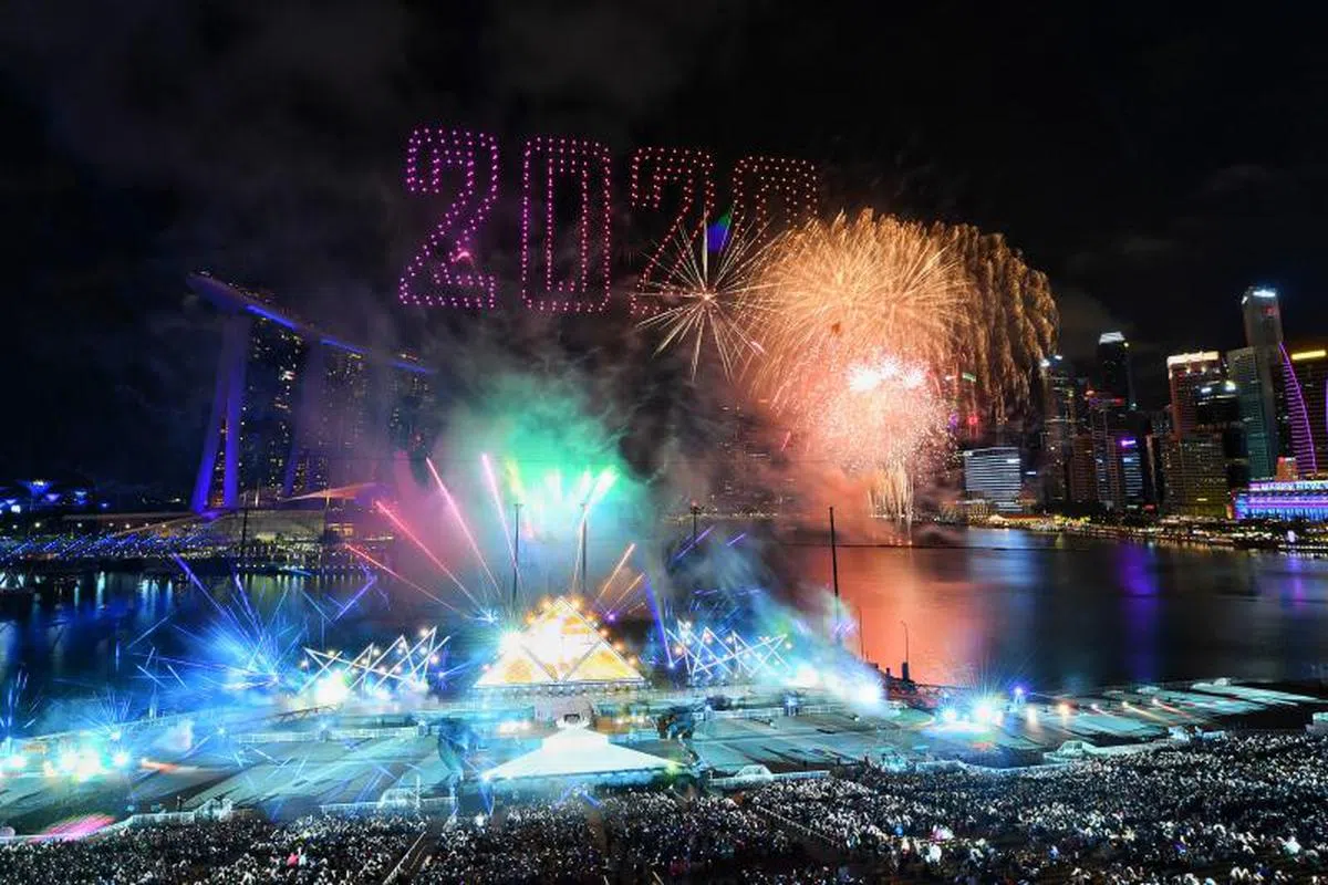  滨海湾跨年倒数晚会的璀璨烟花。（海峡时报） 