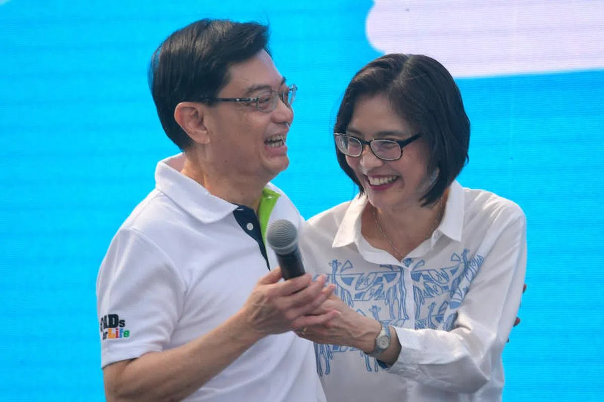  副总理兼财政部长王瑞杰昨天（6月16日）在一个父亲节活动上拥抱。（海峡时报） 