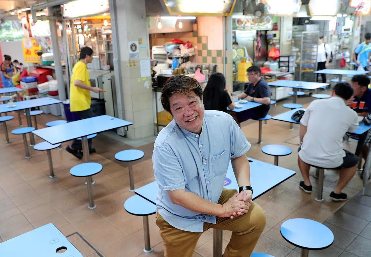 美食指南“食尊”作者司徒国辉认为，新加坡人不必太认真看待米其林的推介名单。（海峡时报）