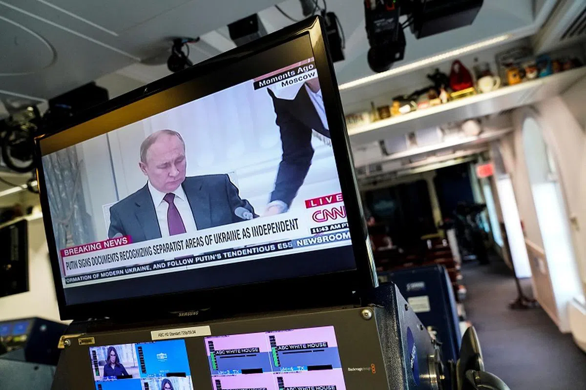 普京签署法令承认乌东两个分离主义地区独立。（路透社）