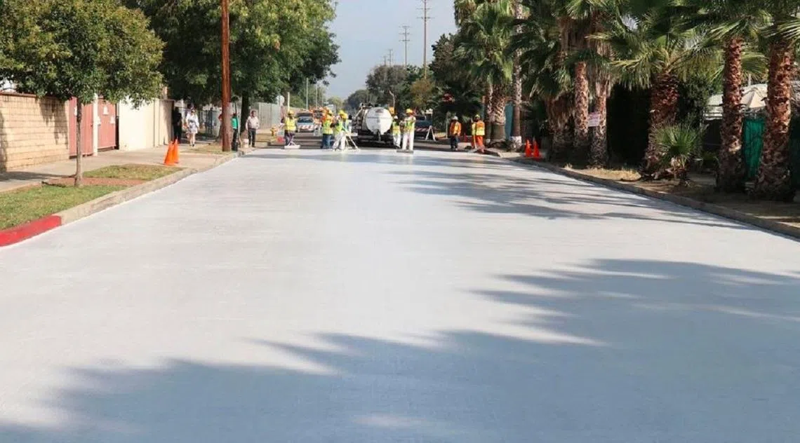 美国洛杉矶把马路漆上白色，望能反射光源和热气。（Weforum.org）