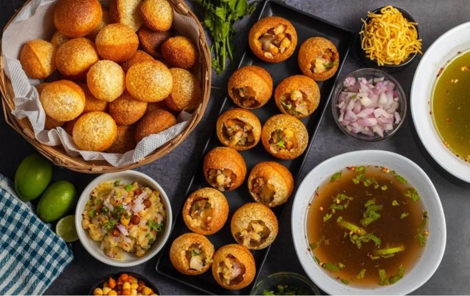 2025年10月在香格里拉酒店举办的印度街头美食节，汇聚了马铃薯青豆咖喱饺（Aloo matar kachori）、印度卷饼（Kathi rolls）和印度奶汤圆（Ras malai）等著名街头小吃。