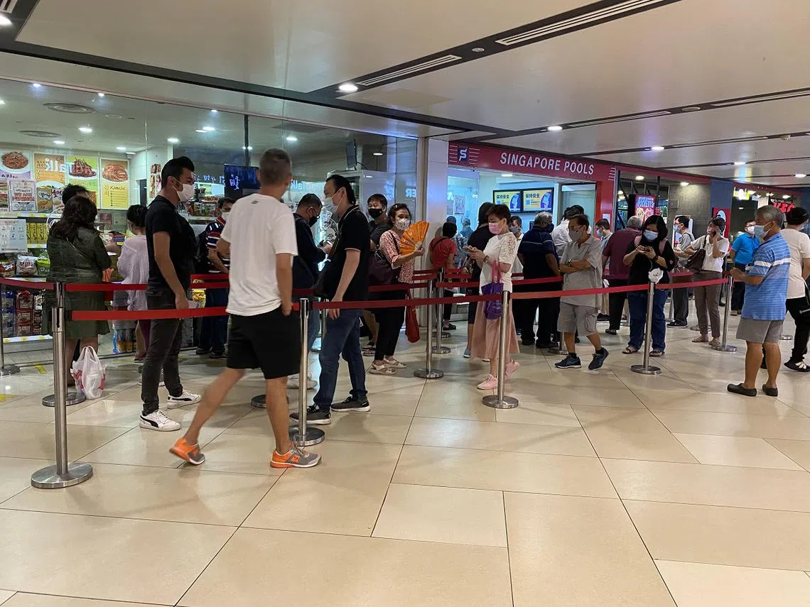 牛车水唐城坊内的投注站外蜿蜒的人龙只是其中一部分，还有更多人排在购物中心外，以免违反防疫安全规定。（红蚂蚁摄）