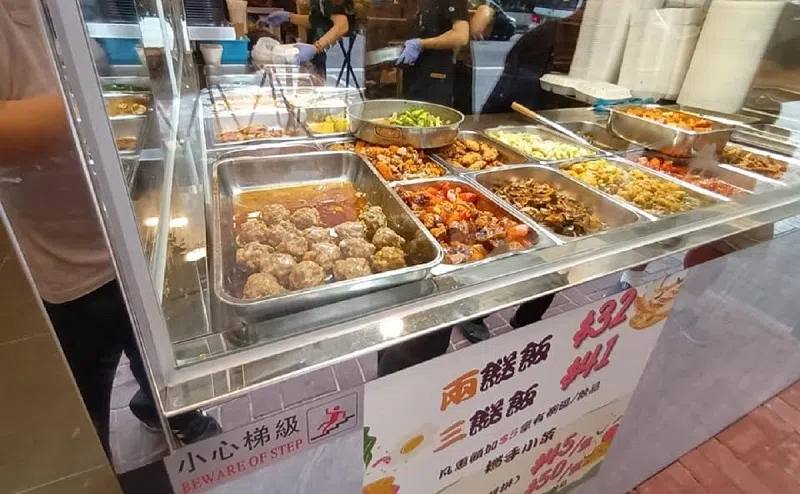 香港两餸饭餐厅也走“自助式路线”，把20多样粤式菜肴各别放在铁盘摆出来任君选择。（取自香港两餸饭关注组面簿）