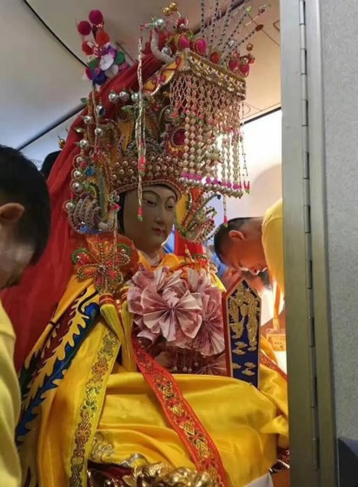  为避免飞行时出现气流颠簸，工作人员必须用特制的绳具套紧妈祖正殿金身的“脚部”及椅子。 