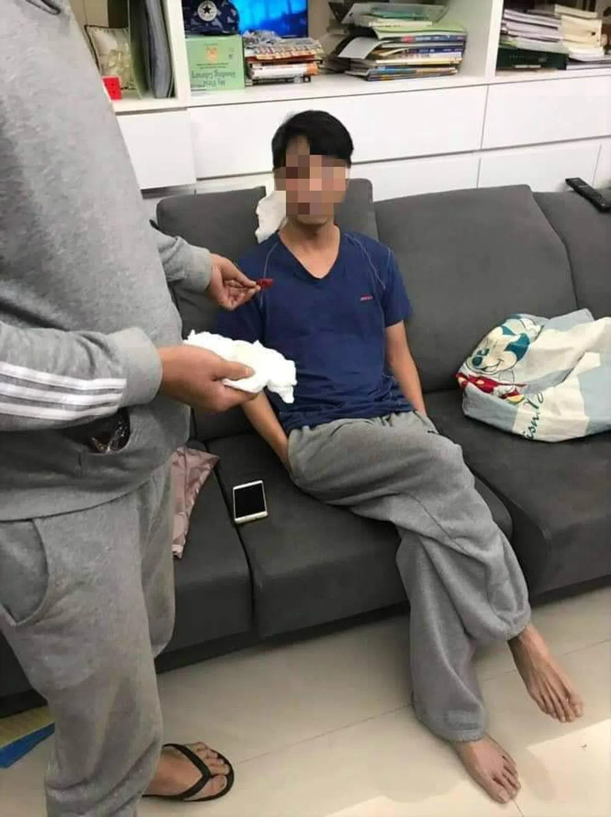  七名大汉来到男子家中，逼他”吃辣椒”，并饱以老拳。（爆料公社） 
