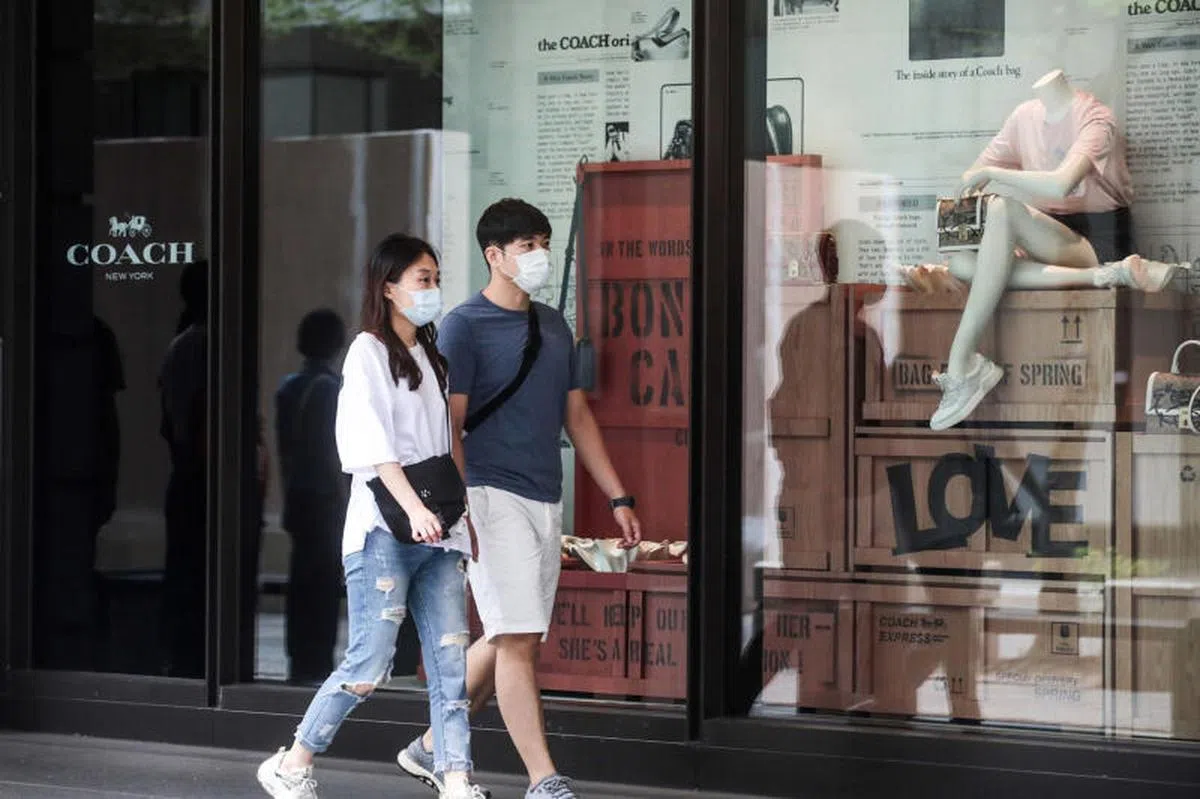 位于台北的名店Coach门外的行人。（彭博社）