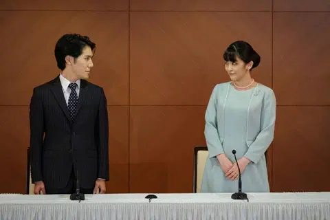 真子公主和小室圭今天下午在日本东京Grand Arc Hotel出席记者会回答有关婚事的问题。（路透社）
