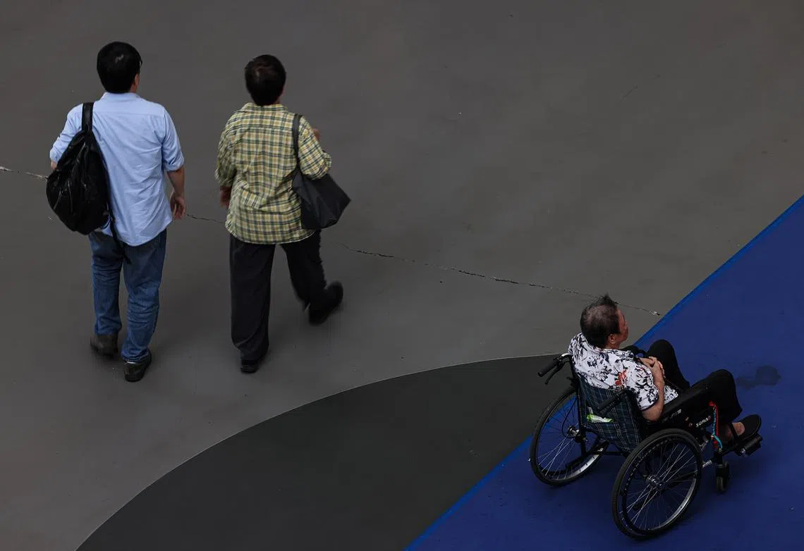 在社区内推广老人的健康意识才是建设快乐老人社会的第一关。（商业时报）