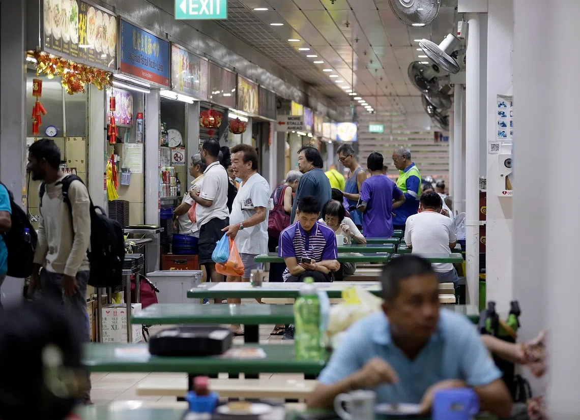 据说，这座熟食中心里，除了“非常美味”的肉脞面和印度煎饼，还有“全国最便宜的咖啡”。蚁粉认得这家熟食中心吗？（海峡时报）