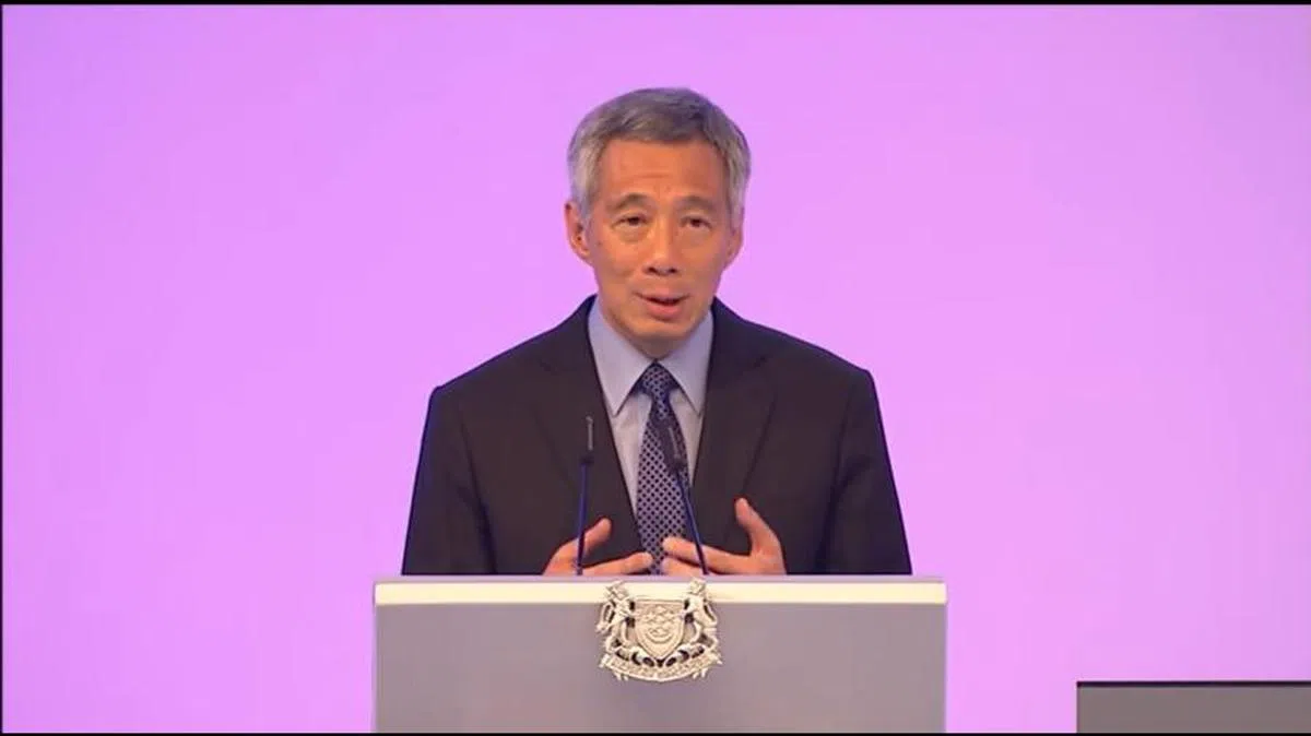 虚假视频中采用的画面实为李总理在2015年香格里拉对话会上的演讲画面。（国际战略研究所）