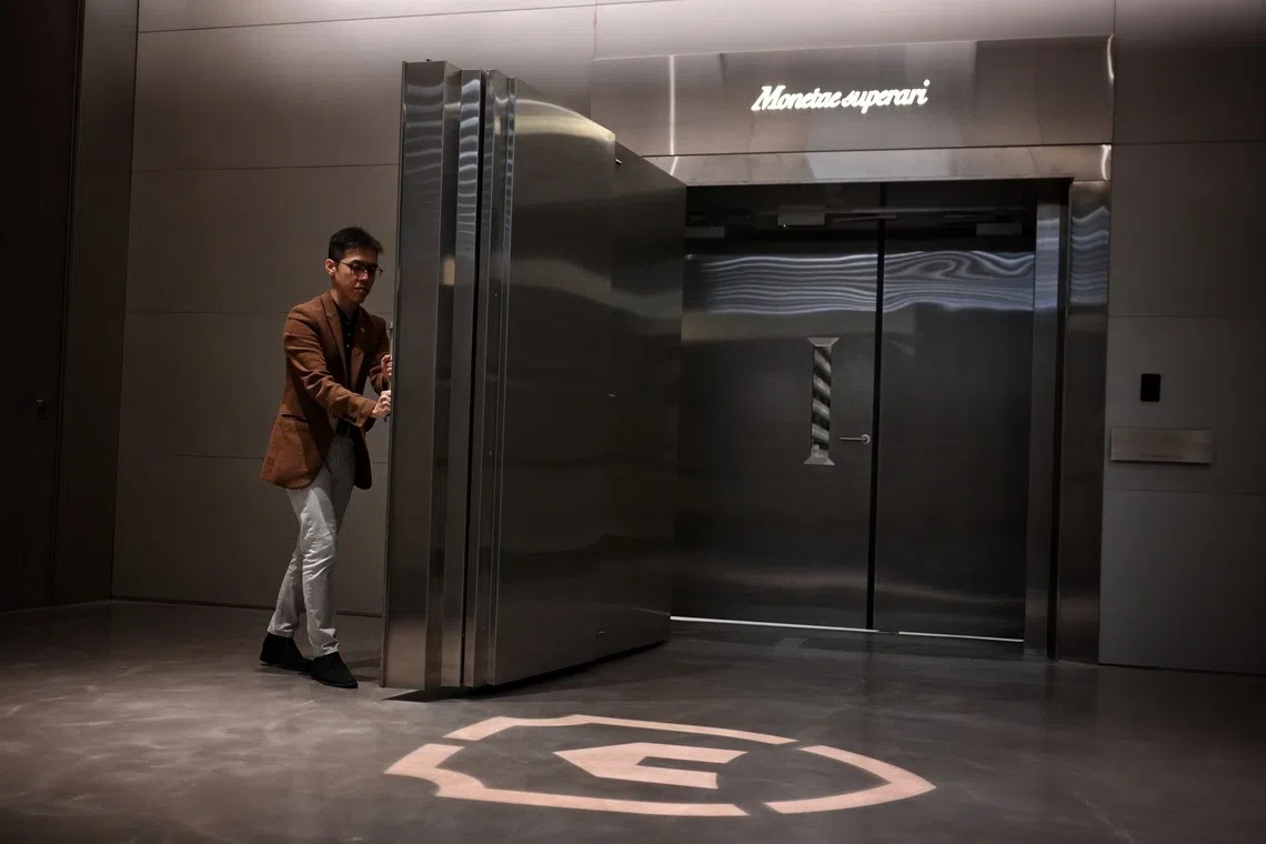 “守护”银库的金属门重达2500公斤。