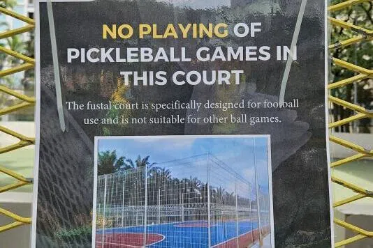 近期，匹克球噪音频繁成为舆论焦点，潜在的邻里矛盾也随之升温。图为足球场铁门贴上“禁止打匹克球”的通告。