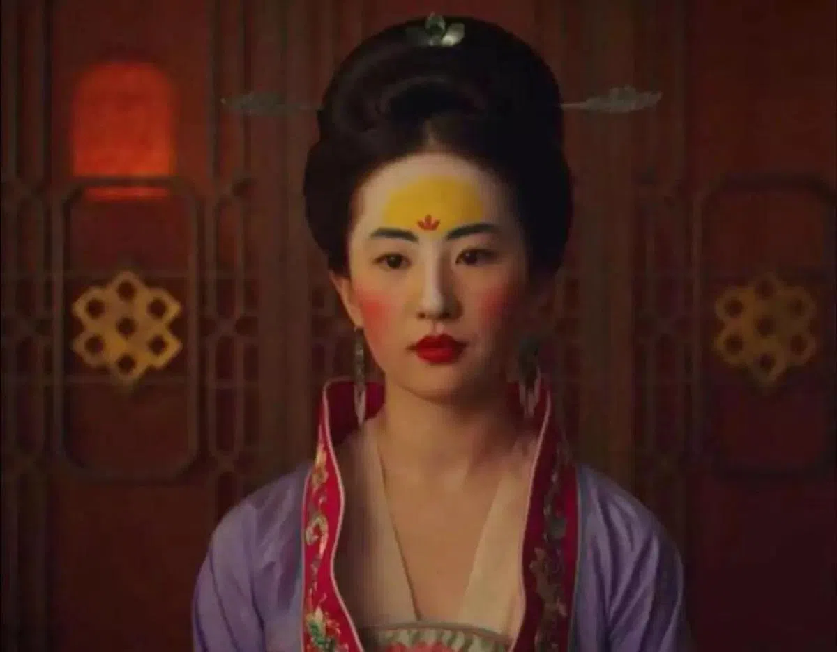  2020花木兰电影中，刘亦菲的''花黄妆"。(互联网) 