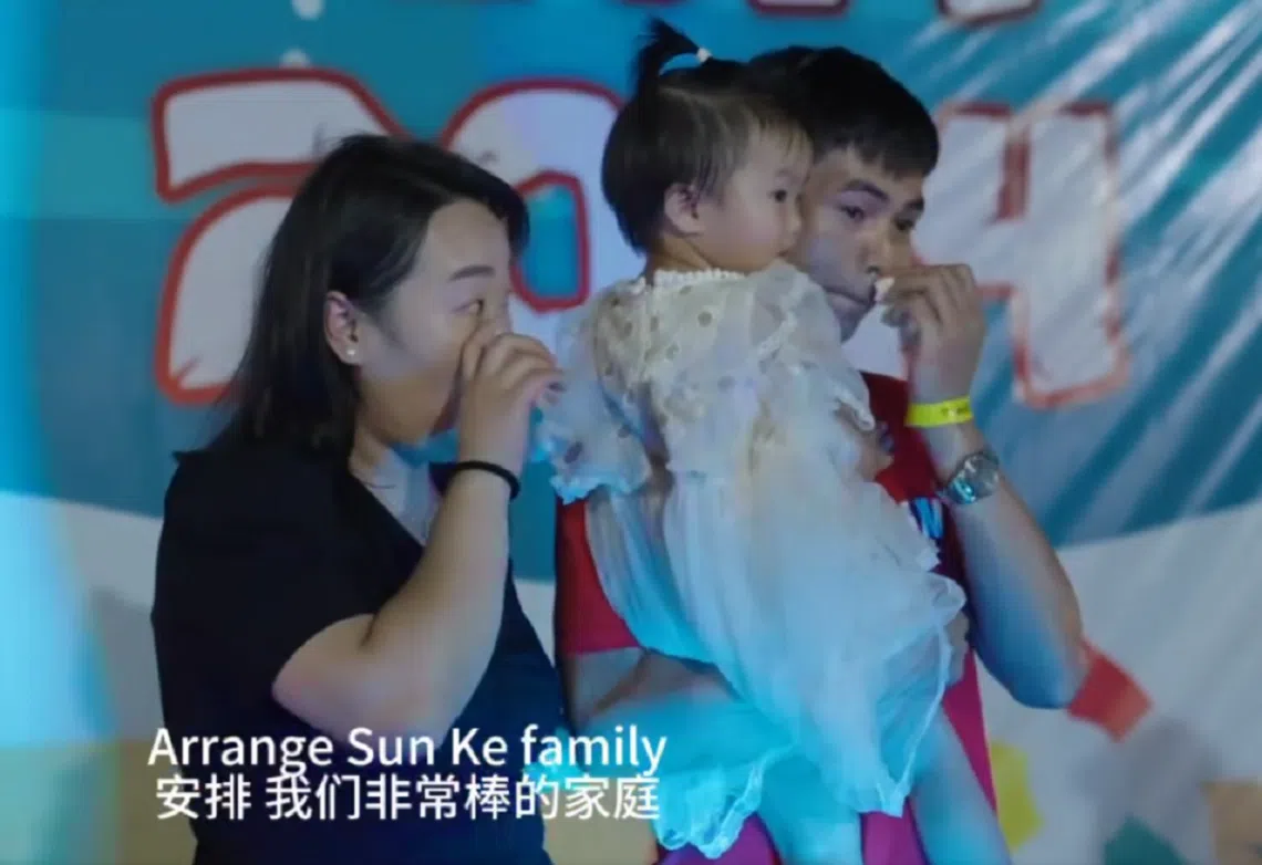 突如其来的团聚，让孙科和他的妻子感动地流下了幸福的眼泪。（取自Pollisum视频）