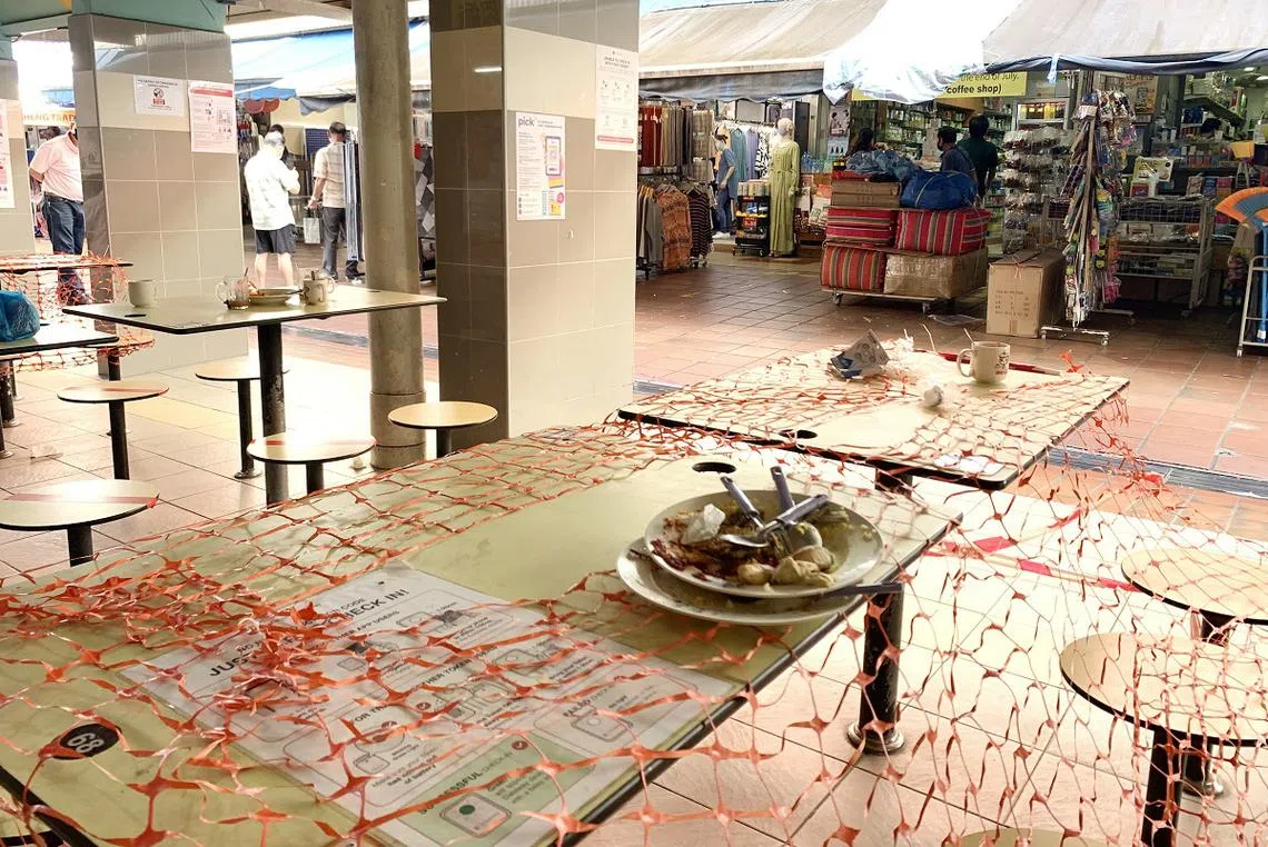 7月1日，马西岭巷第20座小贩中心有食客没把用过的餐巾纸、杯子和餐盘清理干净。（新明日报）