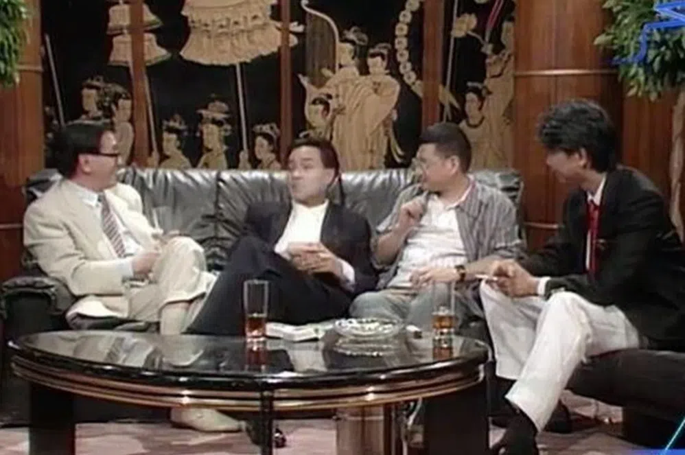 《今夜不设防》曾邀请张国荣（左二）上节目，接受接受主持人黄霑（左一）、倪匡（右二）与蔡澜（右一）的访问。