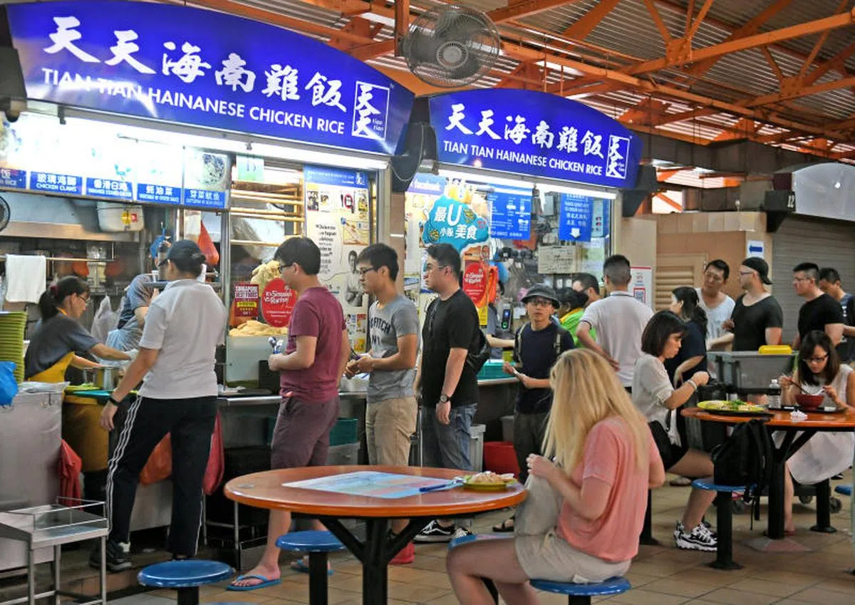  天天鸡饭外排队的人。（新明日报） 