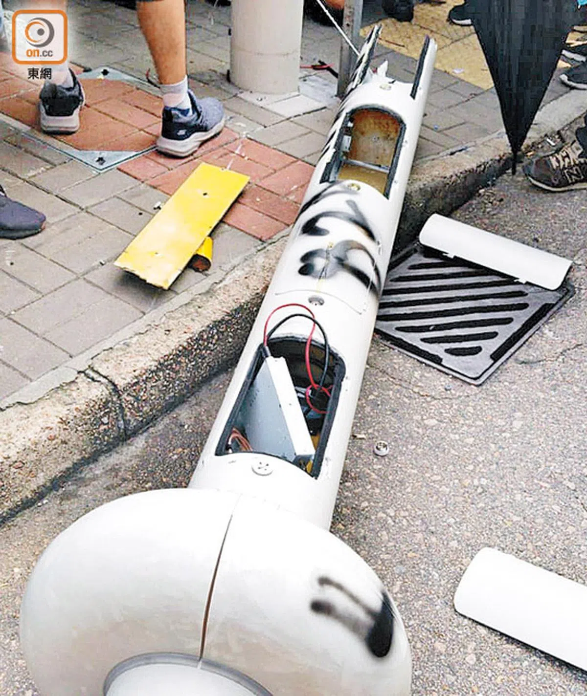  示威者破坏的“智慧灯柱”。（香港东方日报） 