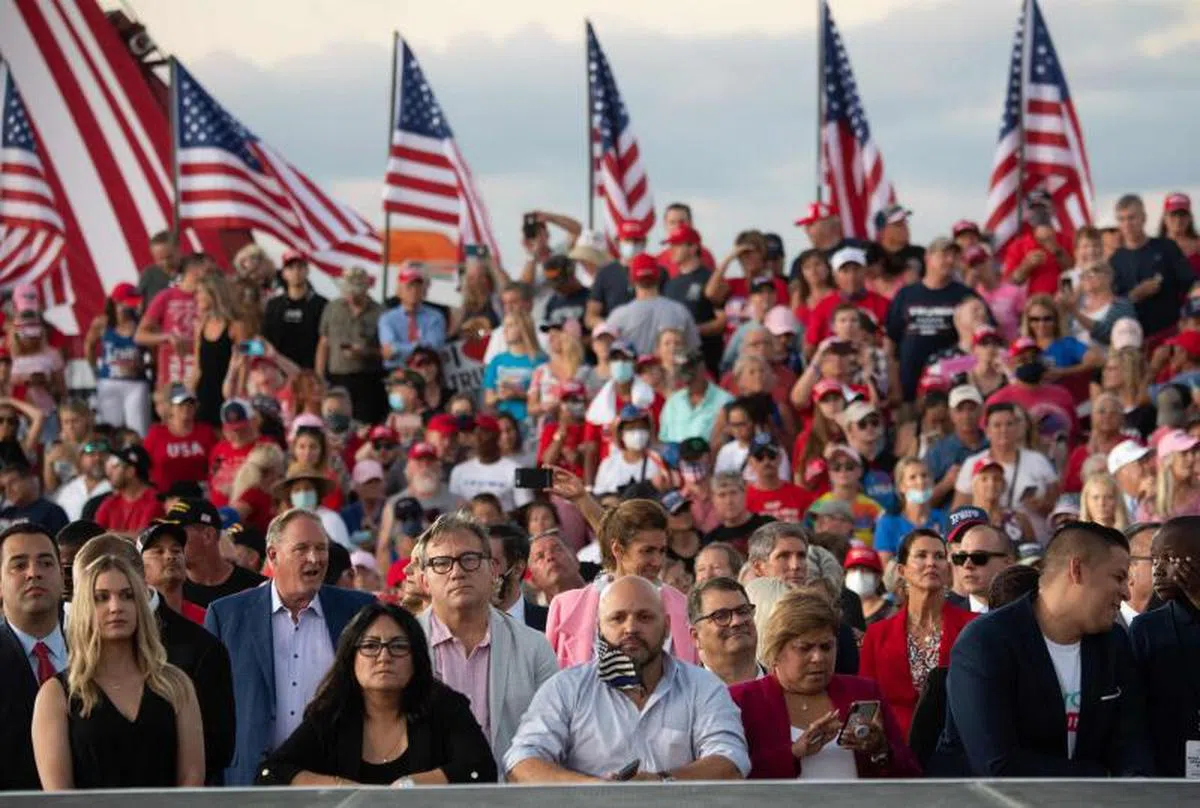  造势活动现场照片显示，仅有少部分的观众戴口罩。（法新社） 