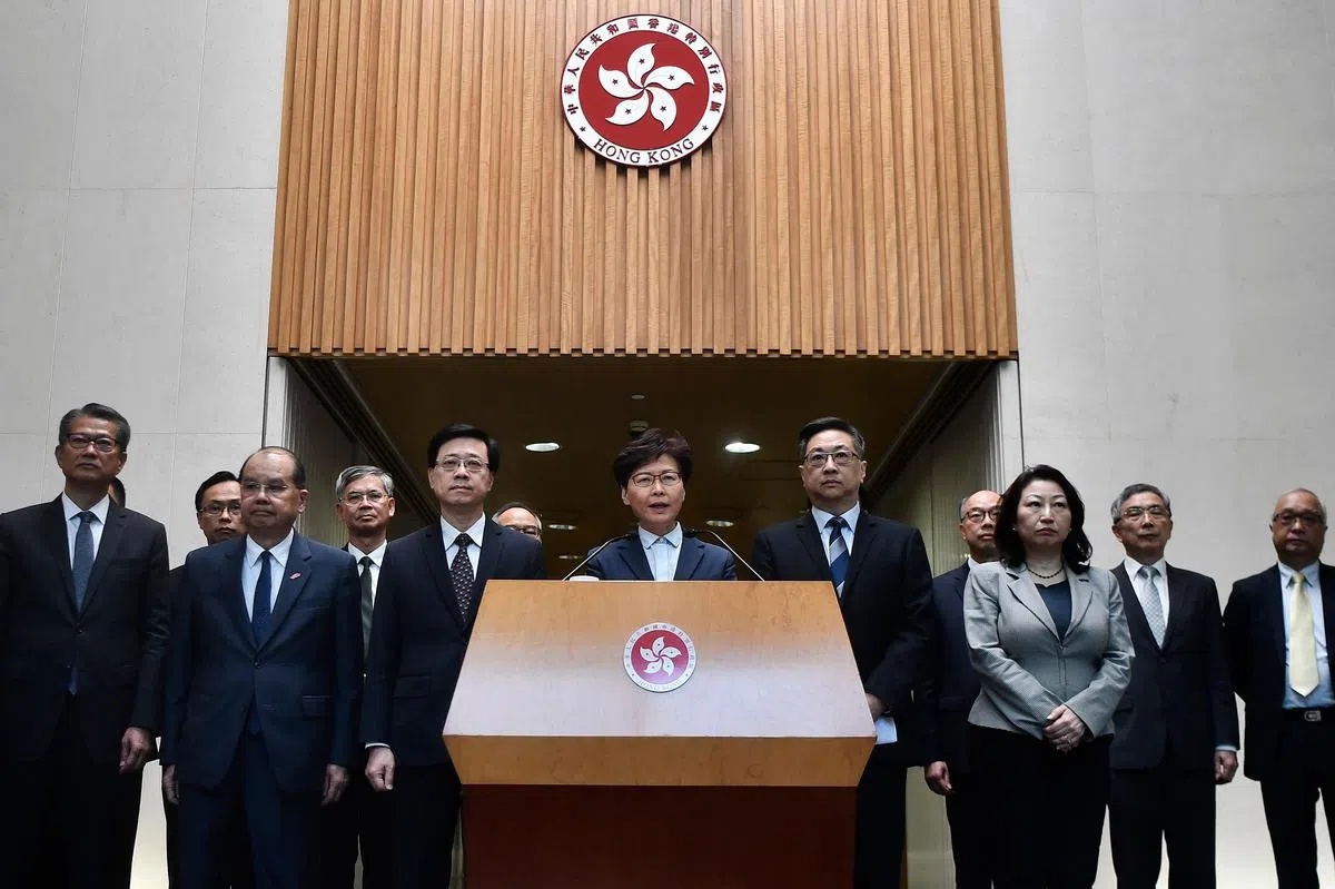  林郑月娥（中）连同各局处首长联合开记者会试图扳回一城。林郑月娥右侧为警务处处长卢伟聪。（法新社） 