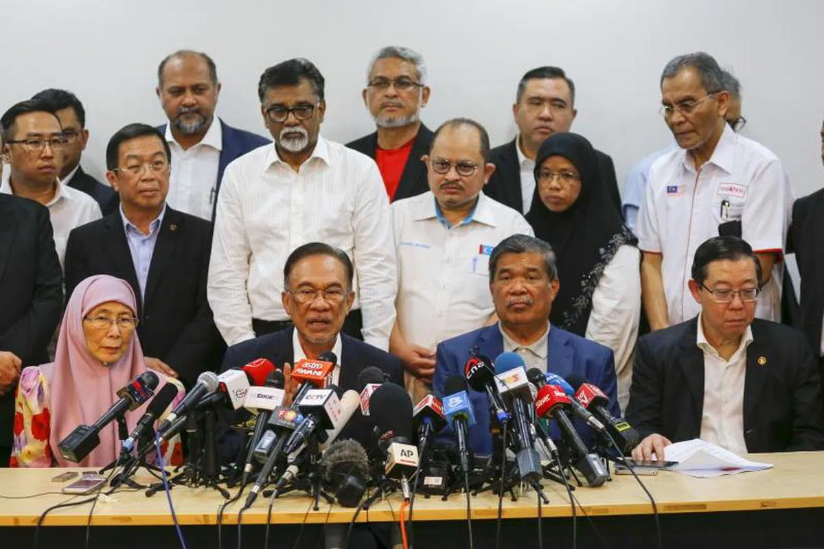  安华（左二）的“被骗宣言”更像是对盟友的喊话。右起为林冠英及末沙布。（欧新社） 