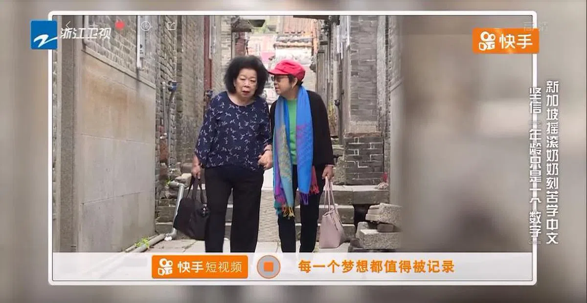  何月英在大病初愈的女儿梁利平陪同下，到访祖父何心田出生及成长的地方。（Youtube截图） 