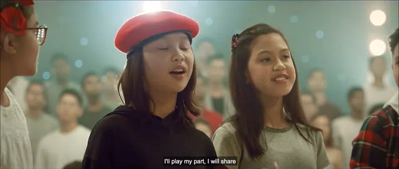  MV中有一群来自不同种族的小演唱者。（视频截图） 