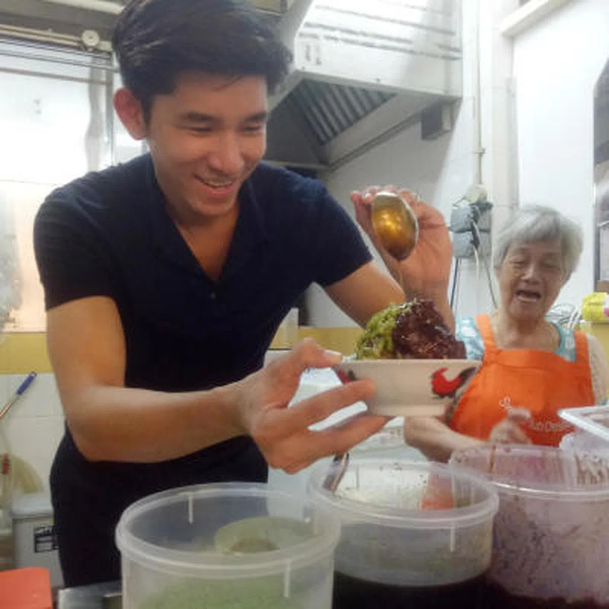  这位帅老板曾经当过六年模特儿，也曾是英国法学院的学生，后来辍学做起生意。（新明日报） 