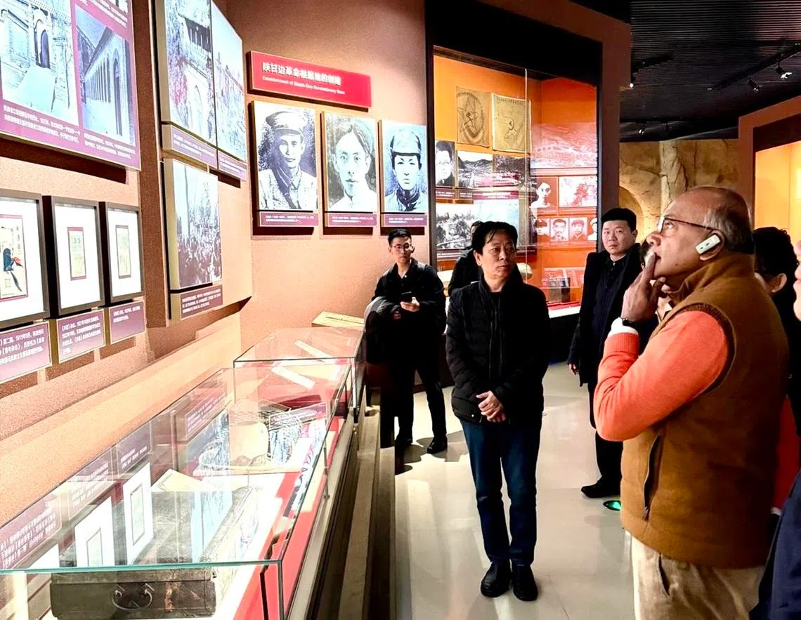新加坡国家安全统筹部长兼内政部长尚穆根（右一）1月31日至2月3日正式访问中国期间，参观了多处对中国近现代发展意义重大的地方，包括图中的延安革命纪念馆。