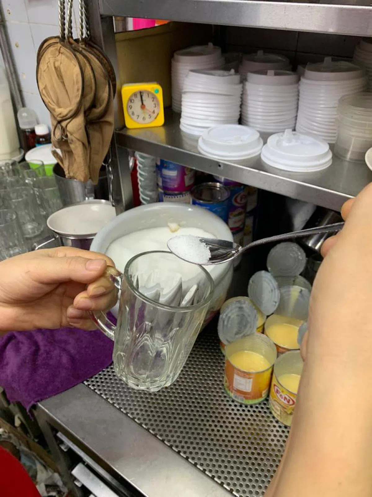 新措施生效后，含糖的现泡饮料如国人爱喝的kopi都须在菜单上清楚标示营养等级标签。（新明日报）