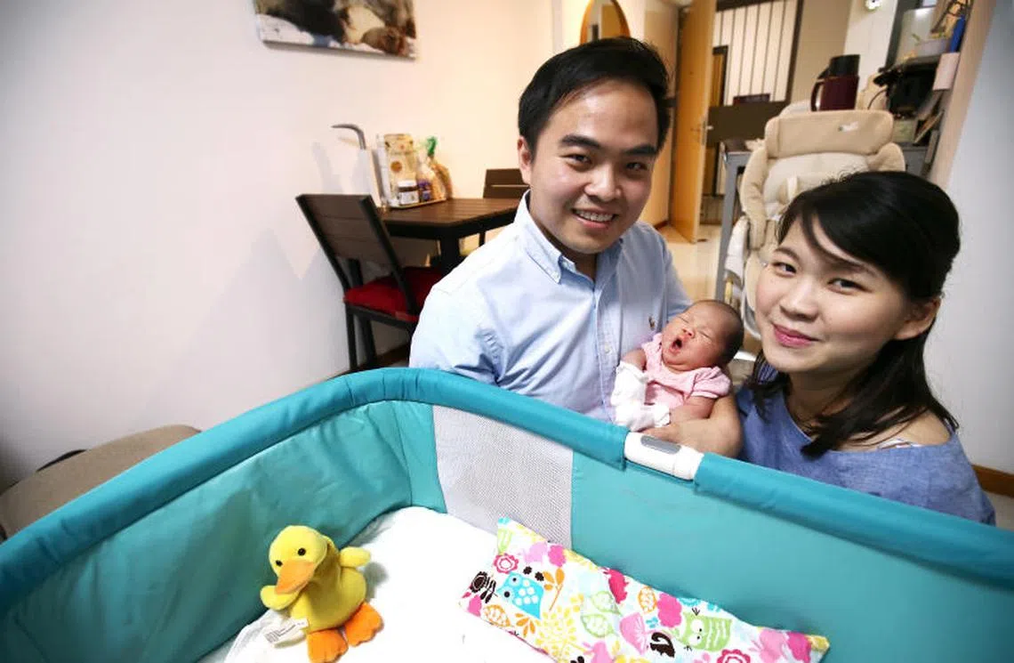 产假和育儿假是对于父母来说，非常重要的陪伴孩子的时间。（联合早报）