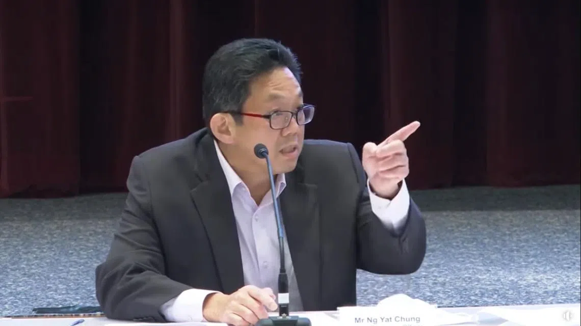 报业控股集团执行总裁伍逸松：你的第一个问题让我听了冒火。（视频截图）