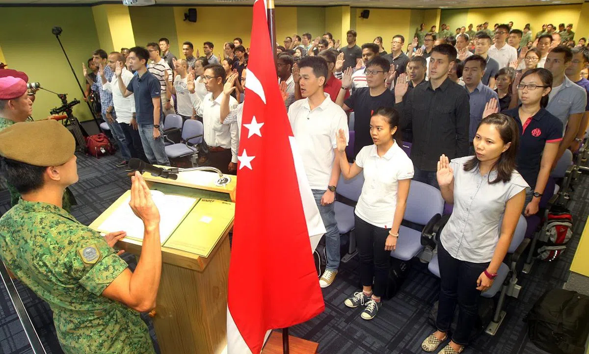 志愿军在长官的带领下，一起宣读誓约。（联合早报）