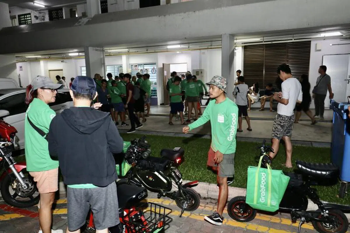  2019年11月6日晚上，约30名送餐员聚集在总理位于宏茂桥3道的接见选民活动场所，申诉突如其来的电板车禁令严重影响他们的生计。（联合晚报） 