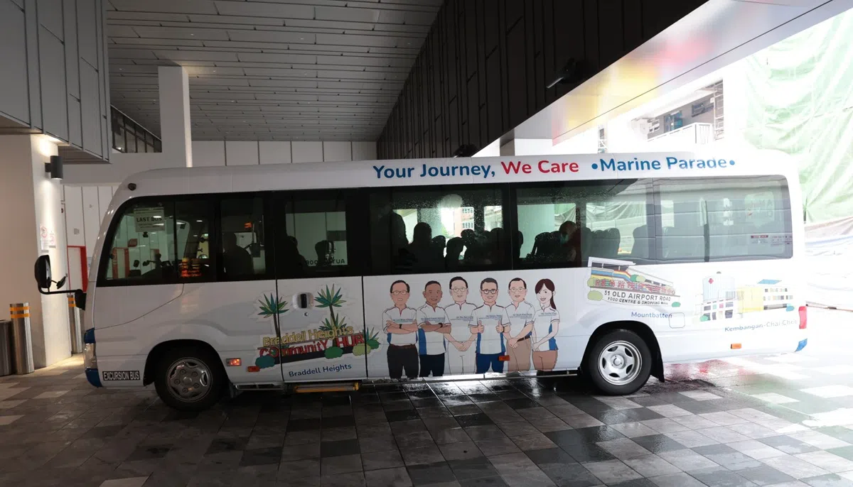 免费短程因为印有6位行动党议员的漫画肖像而引发争议。