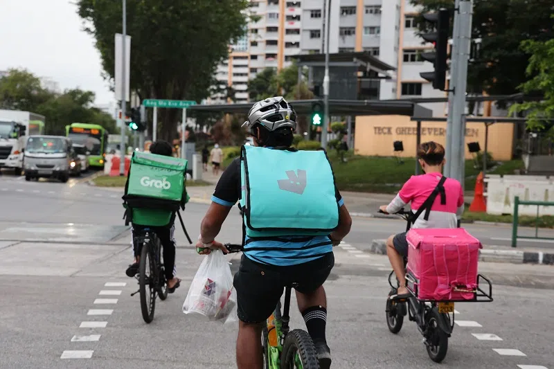 新加坡三大送餐平台Grab（左起）、Deliveroo和foodpanda。（联合早报）