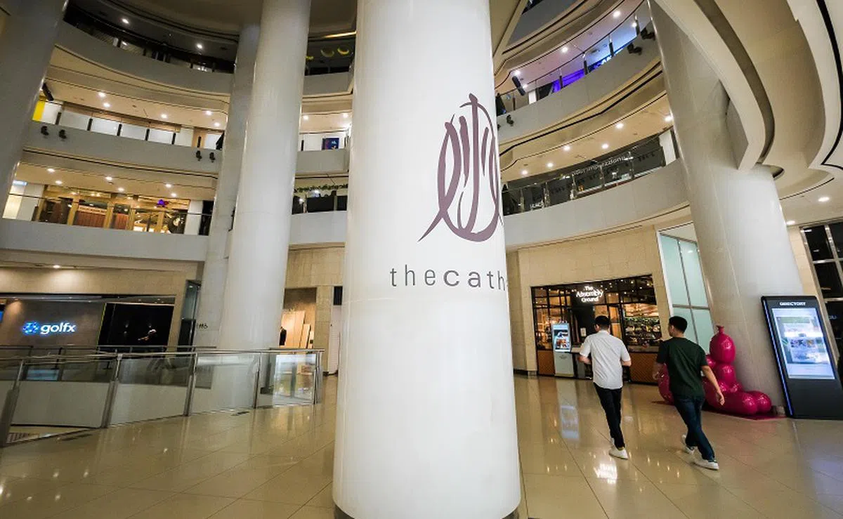 国泰大厦仅剩几家零零散散的商店营业。（海峡时报）